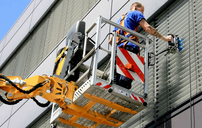 raffstorereinigung-jalousienreinigung-bürstenwalzensystem-hubsteigerimeinsatz-amendt gebäudereinigung